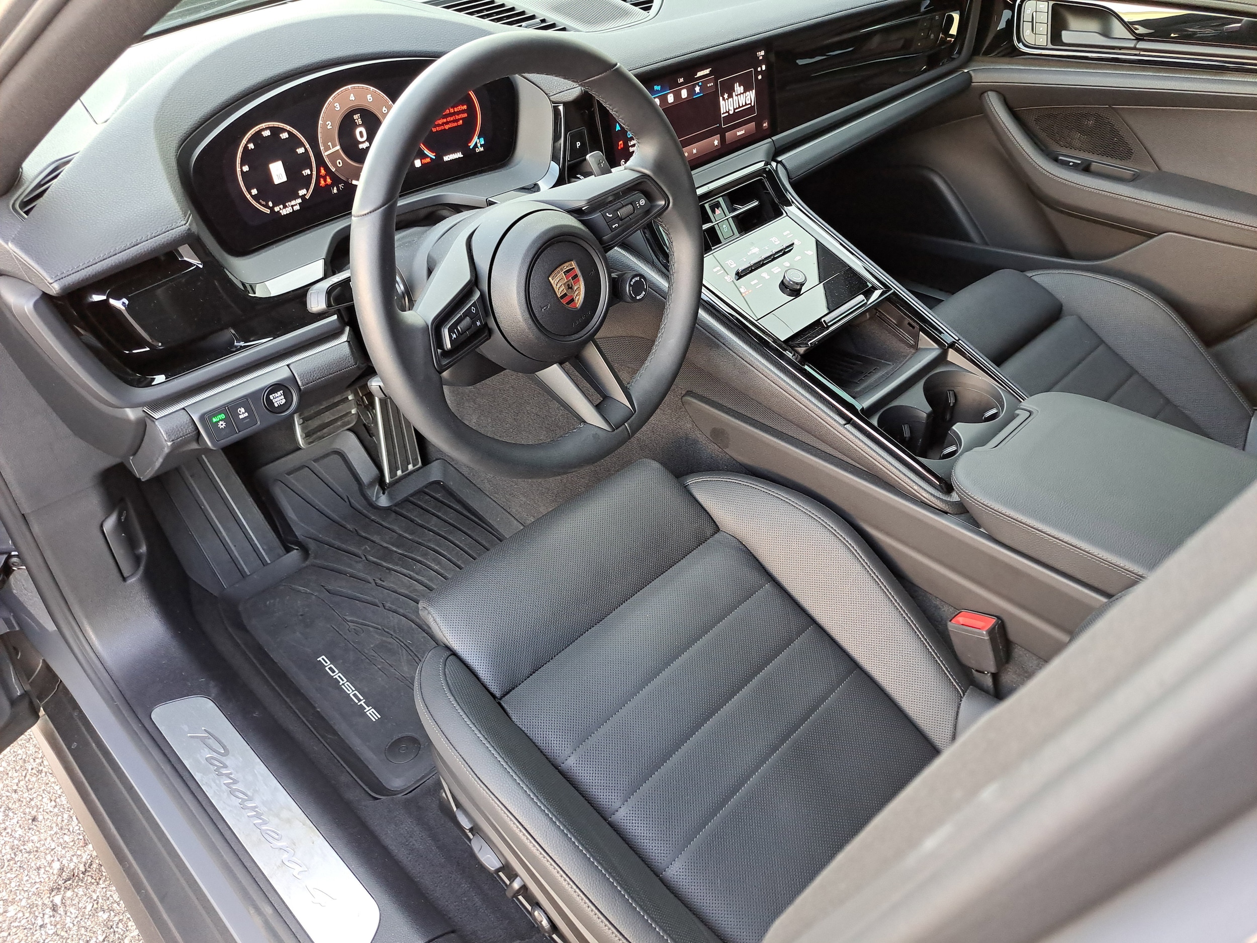 2025 Porsche Panamera 4 photo 3