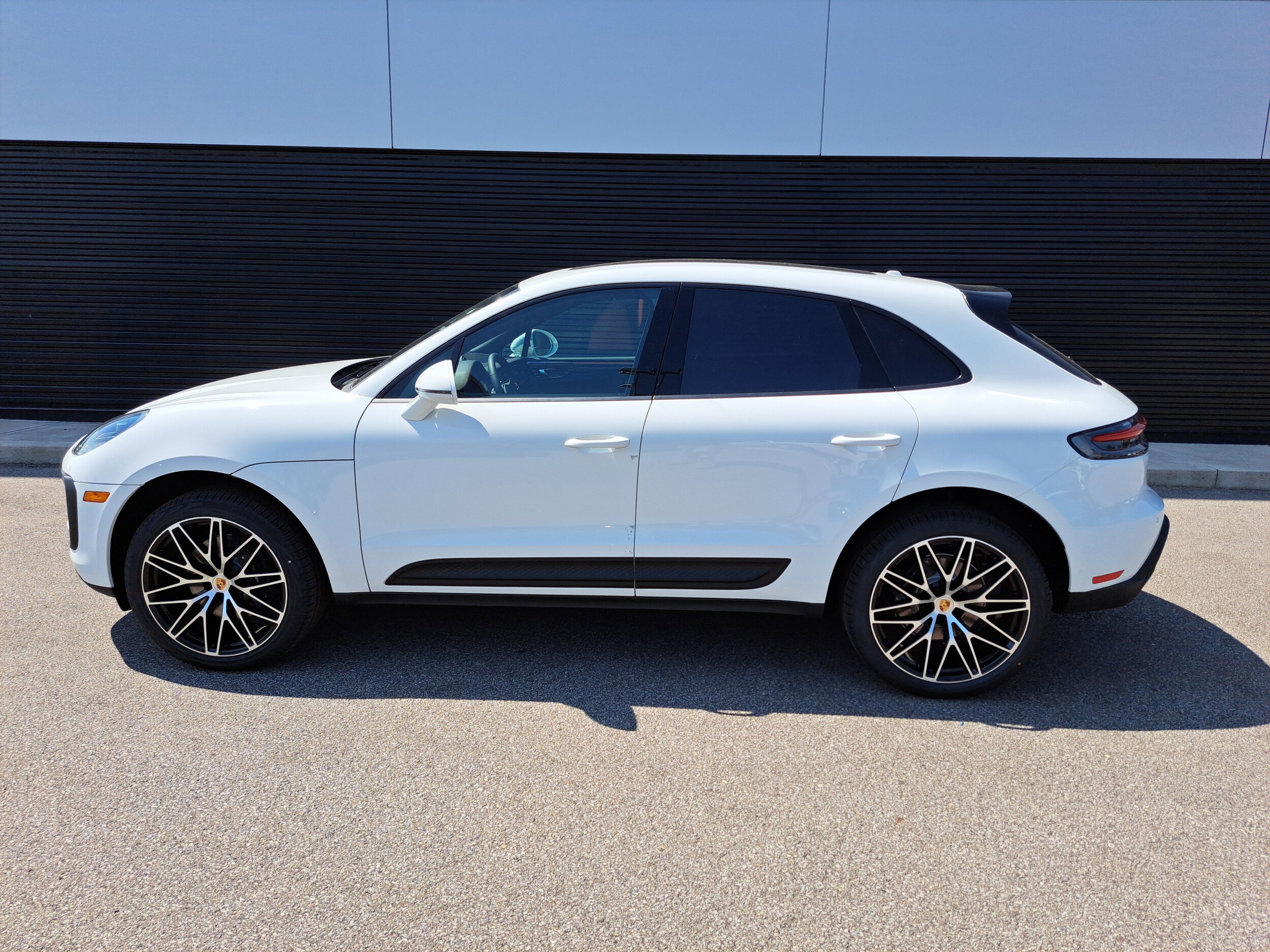 2025 Porsche Macan T photo 2