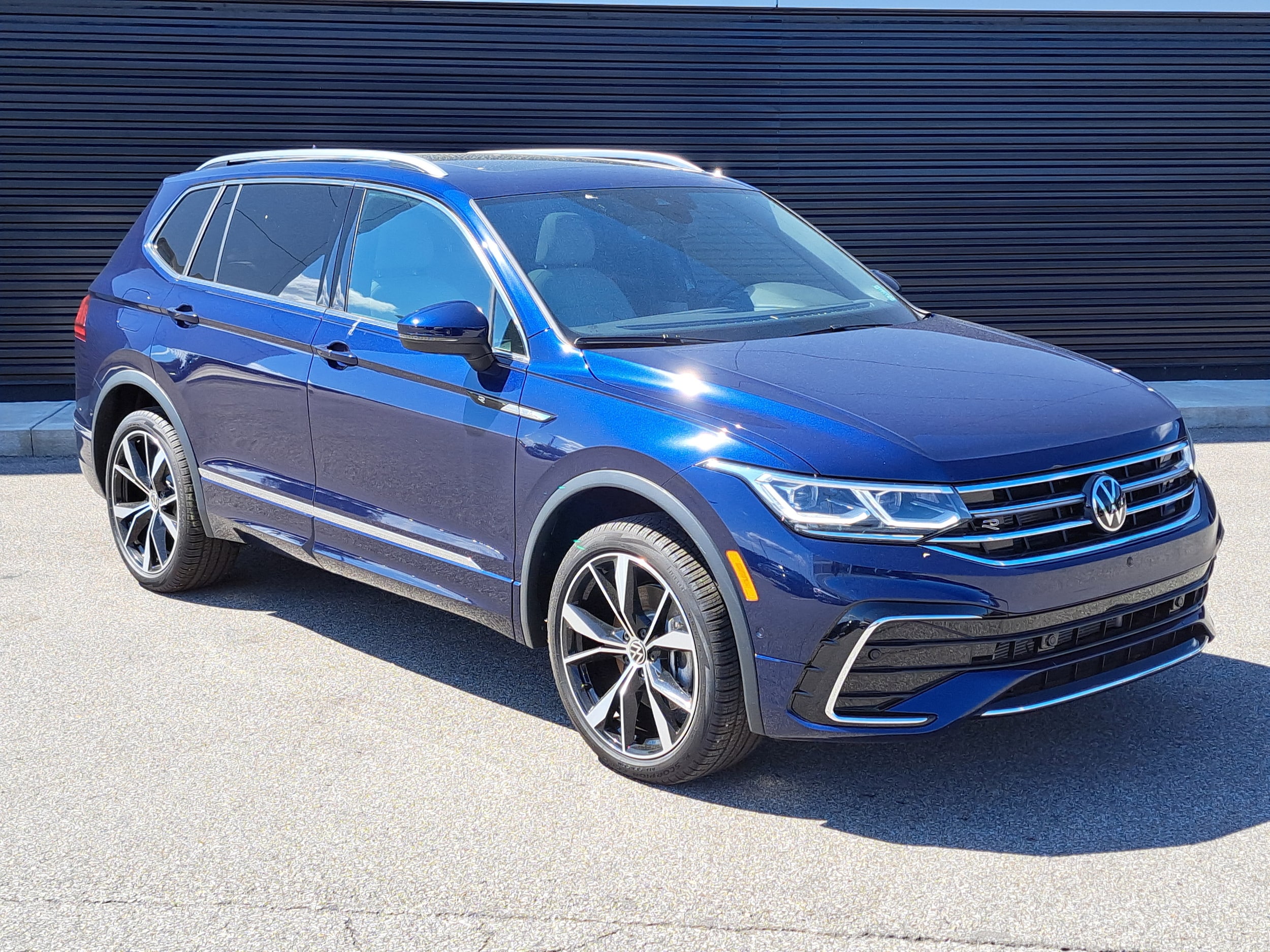 Used 2024 Volkswagen Tiguan SEL R-LINE with VIN 3VV4B7AX2RM098380 for sale in Cincinnati, OH