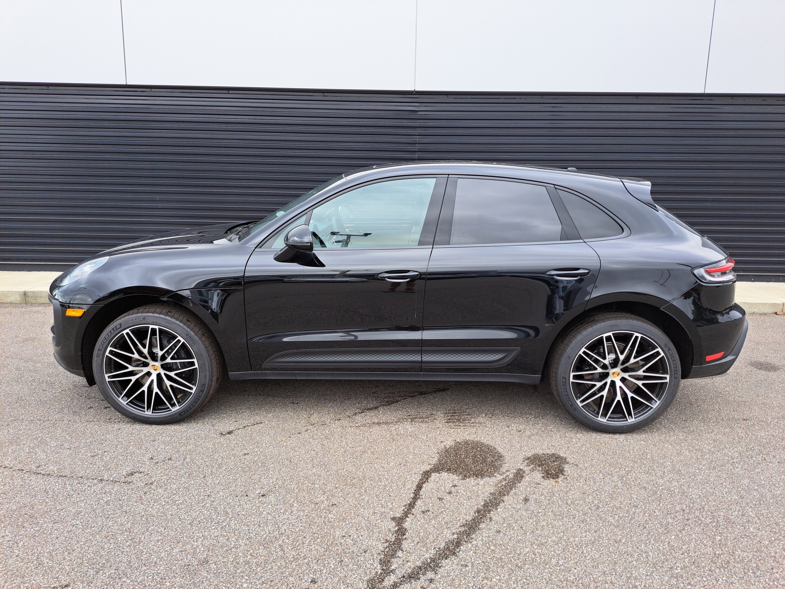 2025 Porsche Macan T photo 2