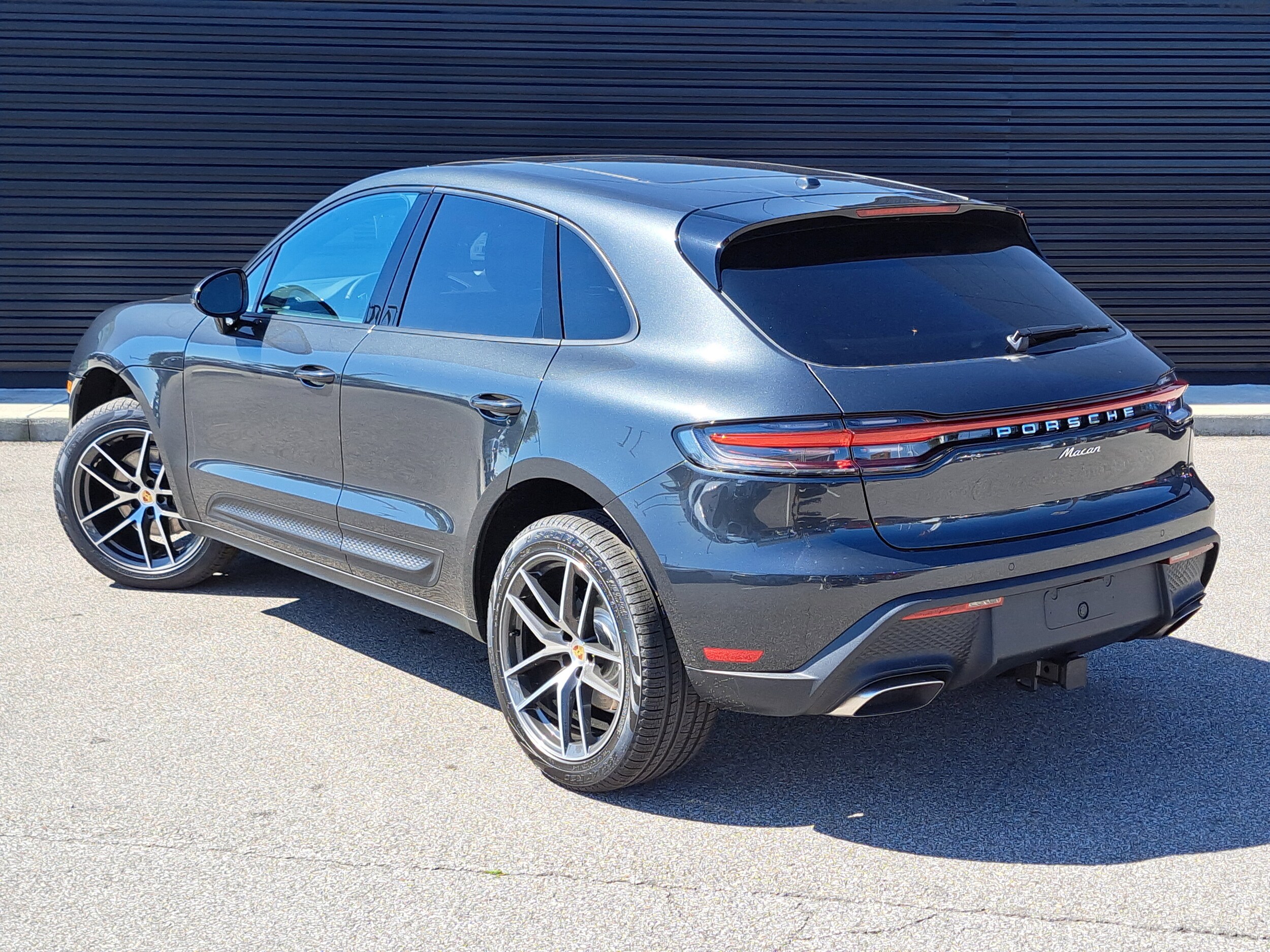 2025 Porsche Macan Base photo 3