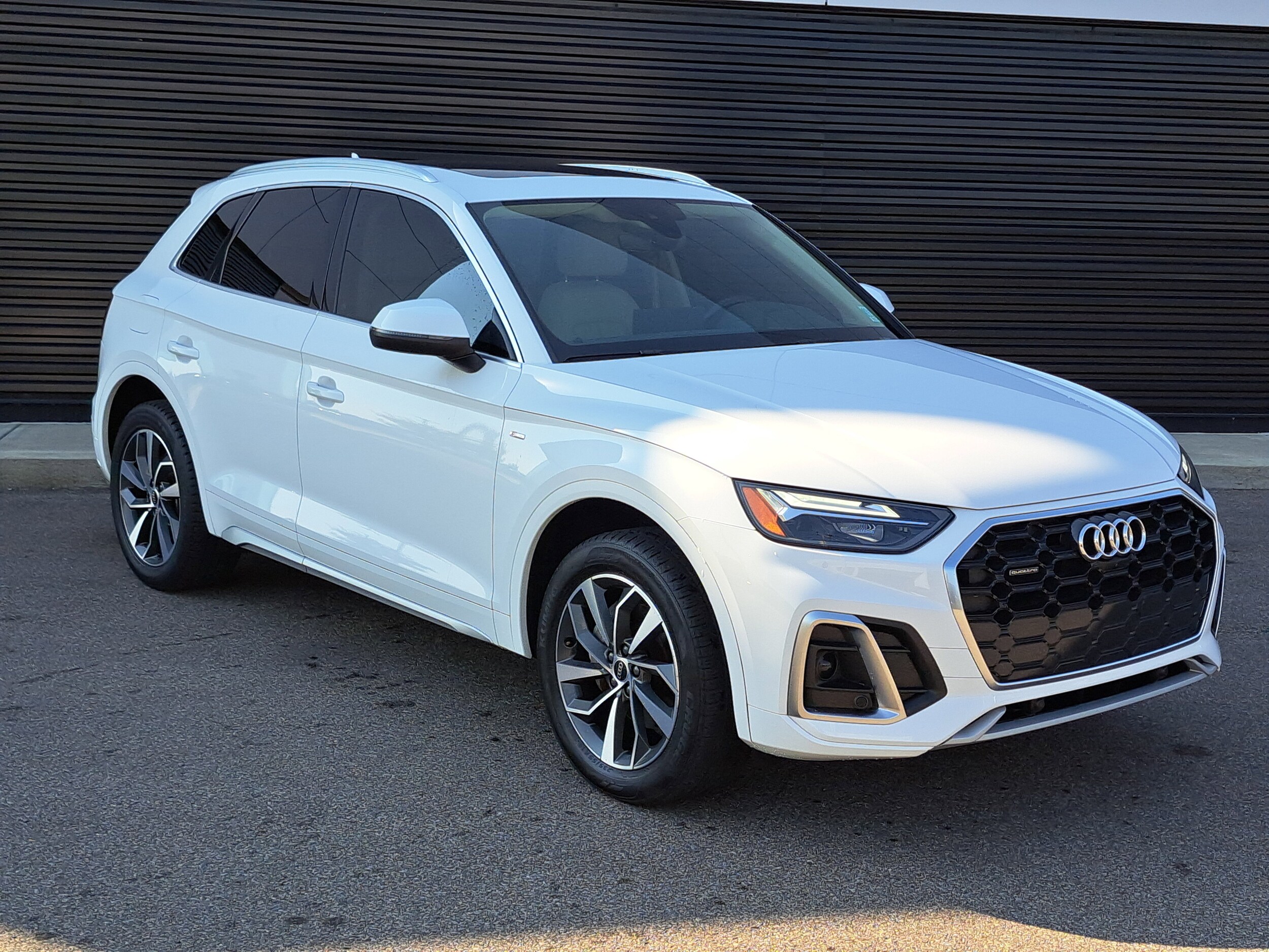 2022 Audi Q5 S line Premium Plus photo 2