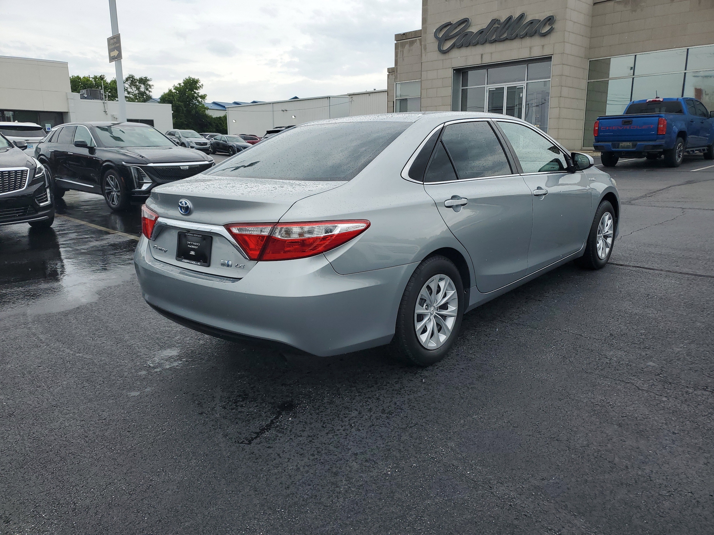 2017 Toyota Camry Hybrid LE photo 3