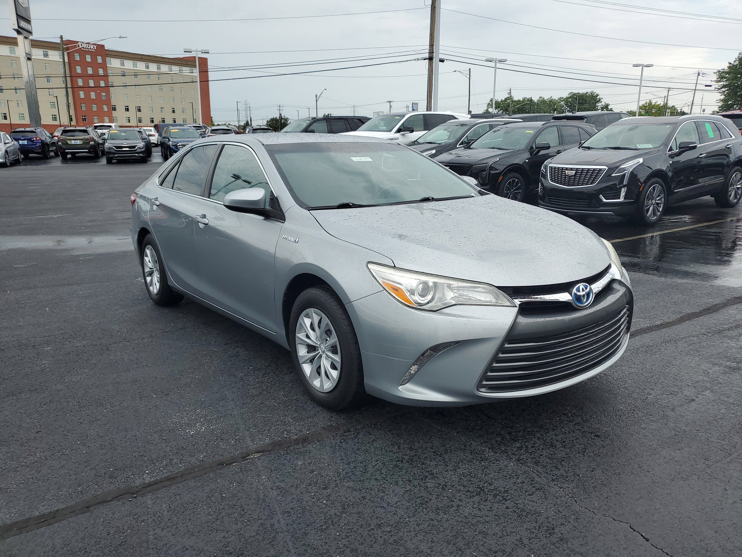 2017 Toyota Camry Hybrid LE photo 4