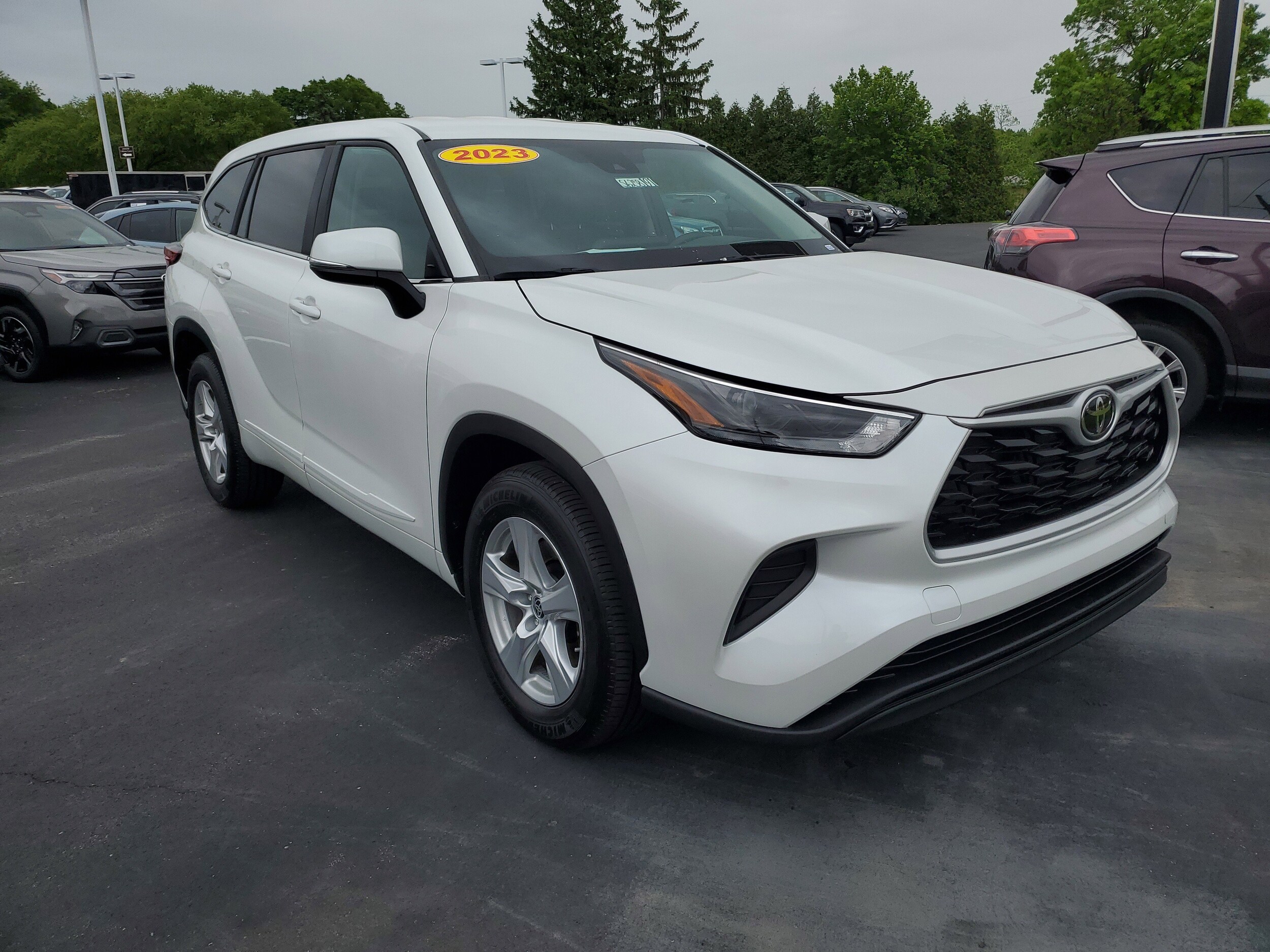 2023 Toyota Highlander L photo 4