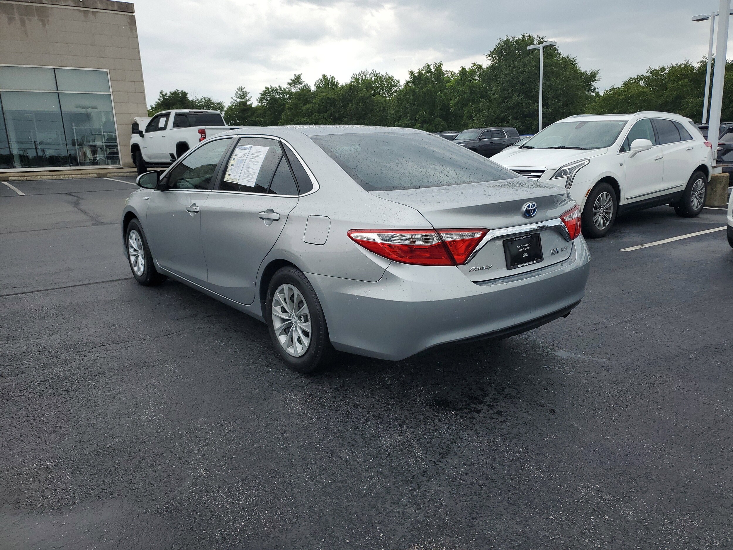 2017 Toyota Camry Hybrid LE photo 2