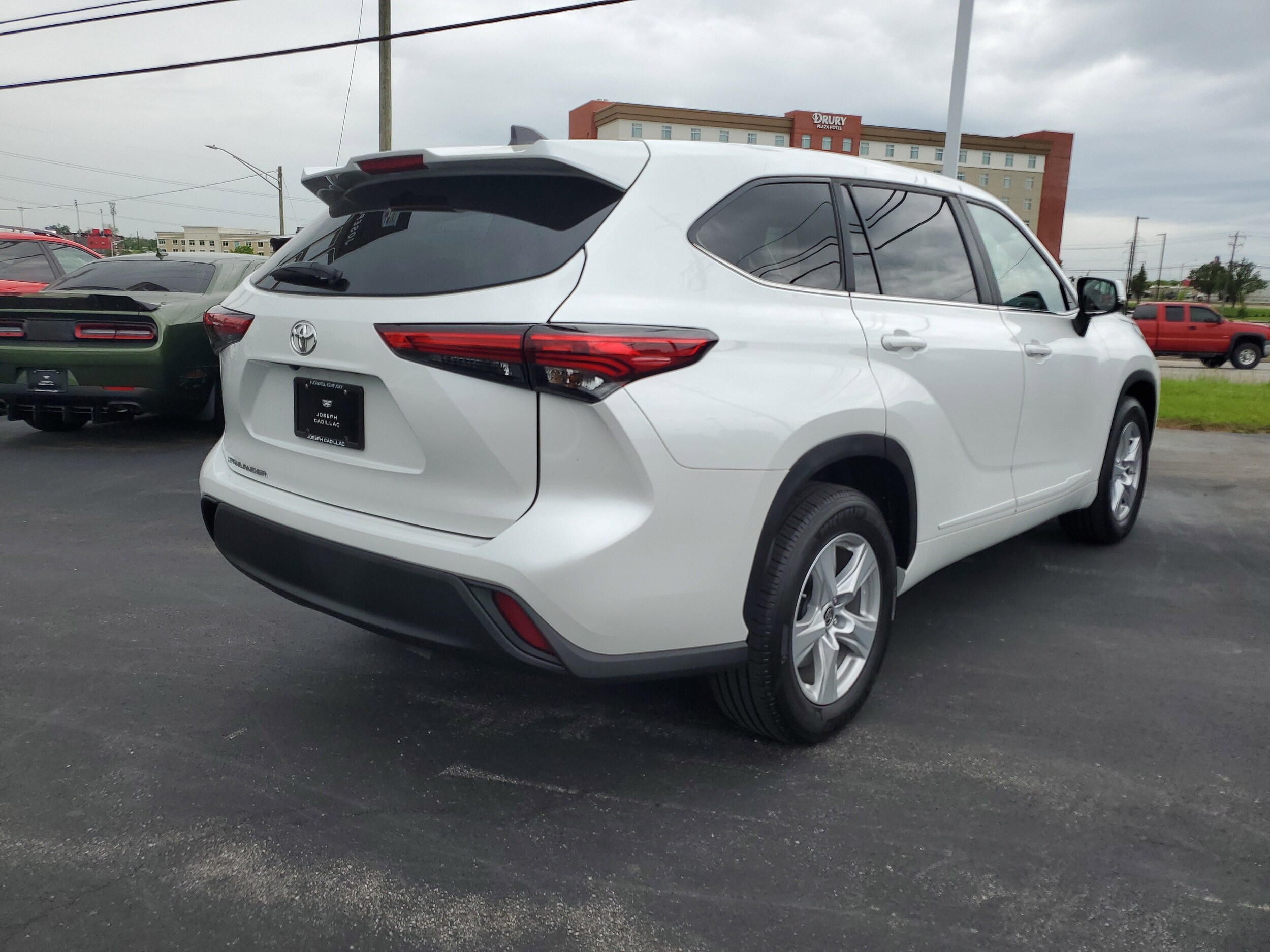 2023 Toyota Highlander L photo 3