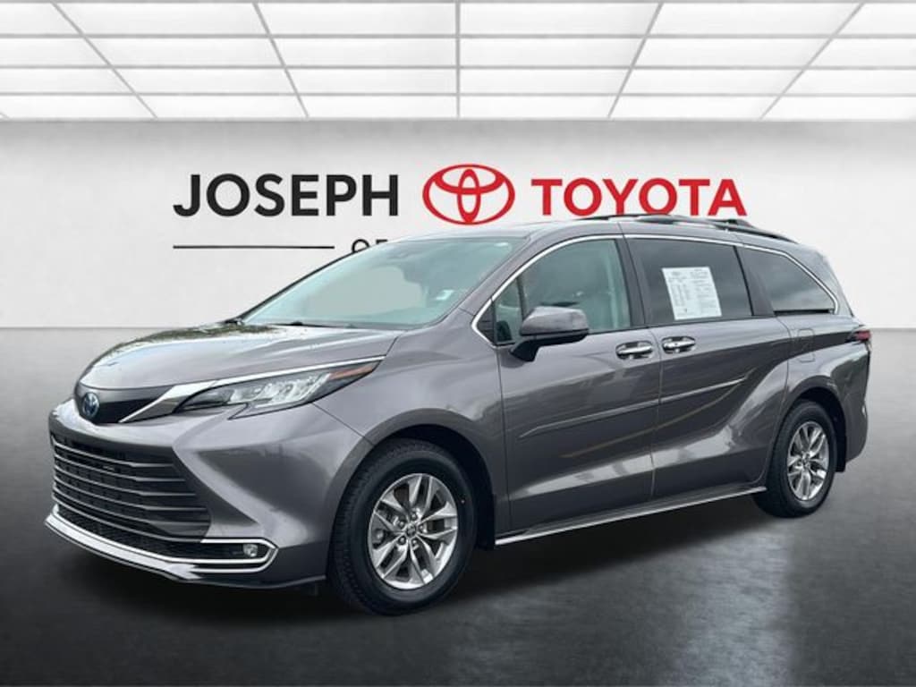 Used 2022 Toyota Sienna XLE Van Passenger Van