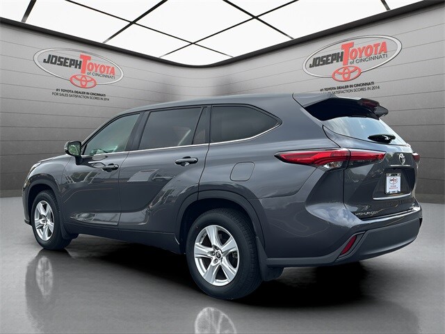 2022 Toyota Highlander LE photo 3