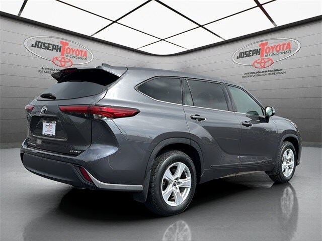 2022 Toyota Highlander LE photo 4