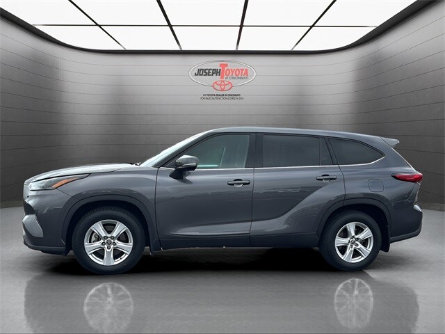 2022 Toyota Highlander LE photo 2