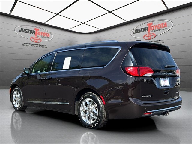2019 Chrysler Pacifica Limited photo 2