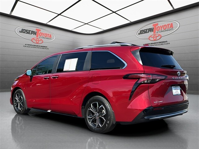 2025 Toyota Sienna Platinum photo 3