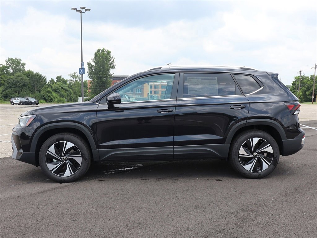 2025 Volkswagen Taos SE photo 2
