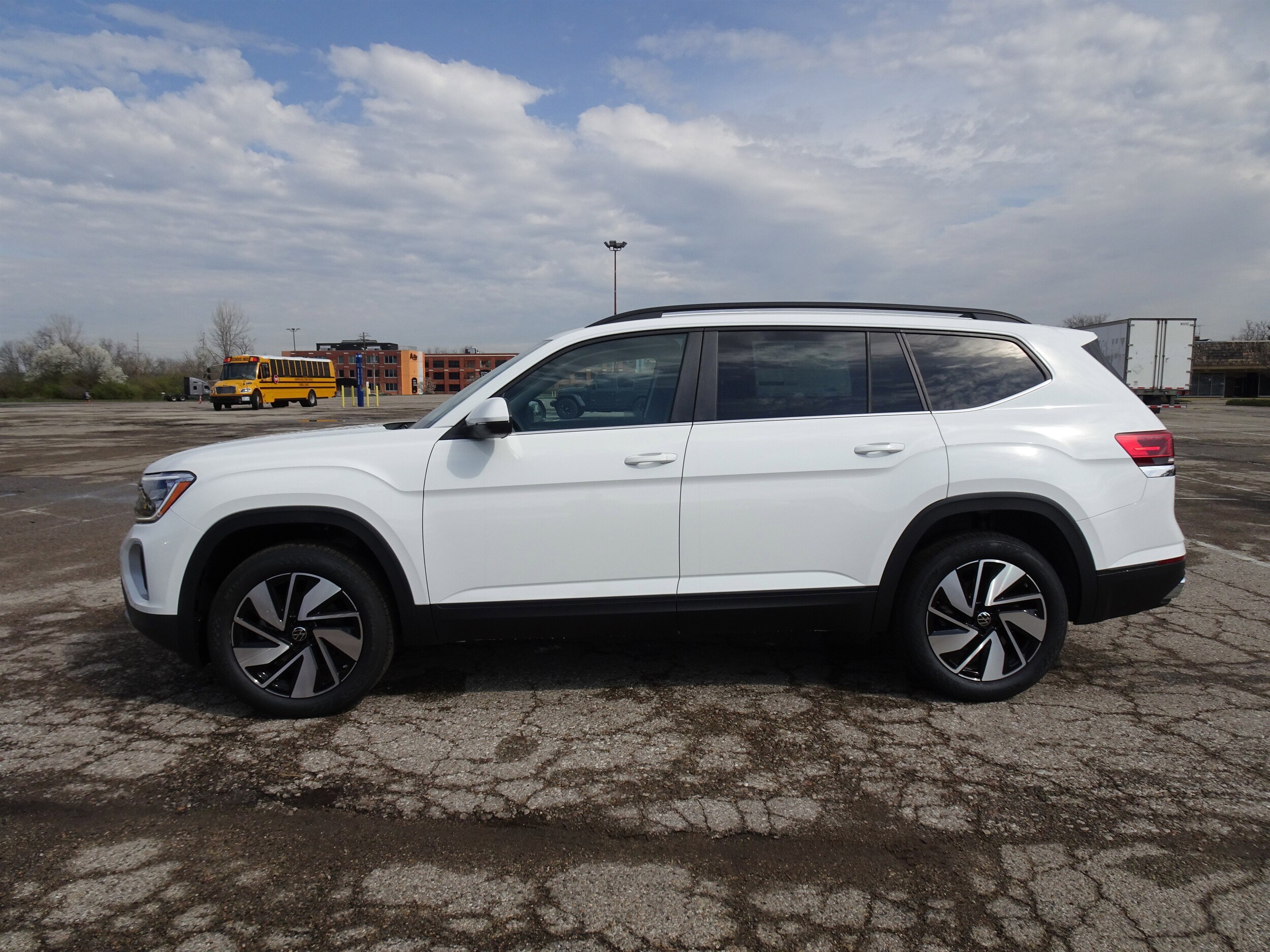 2025 Volkswagen Atlas SE Technology photo 2