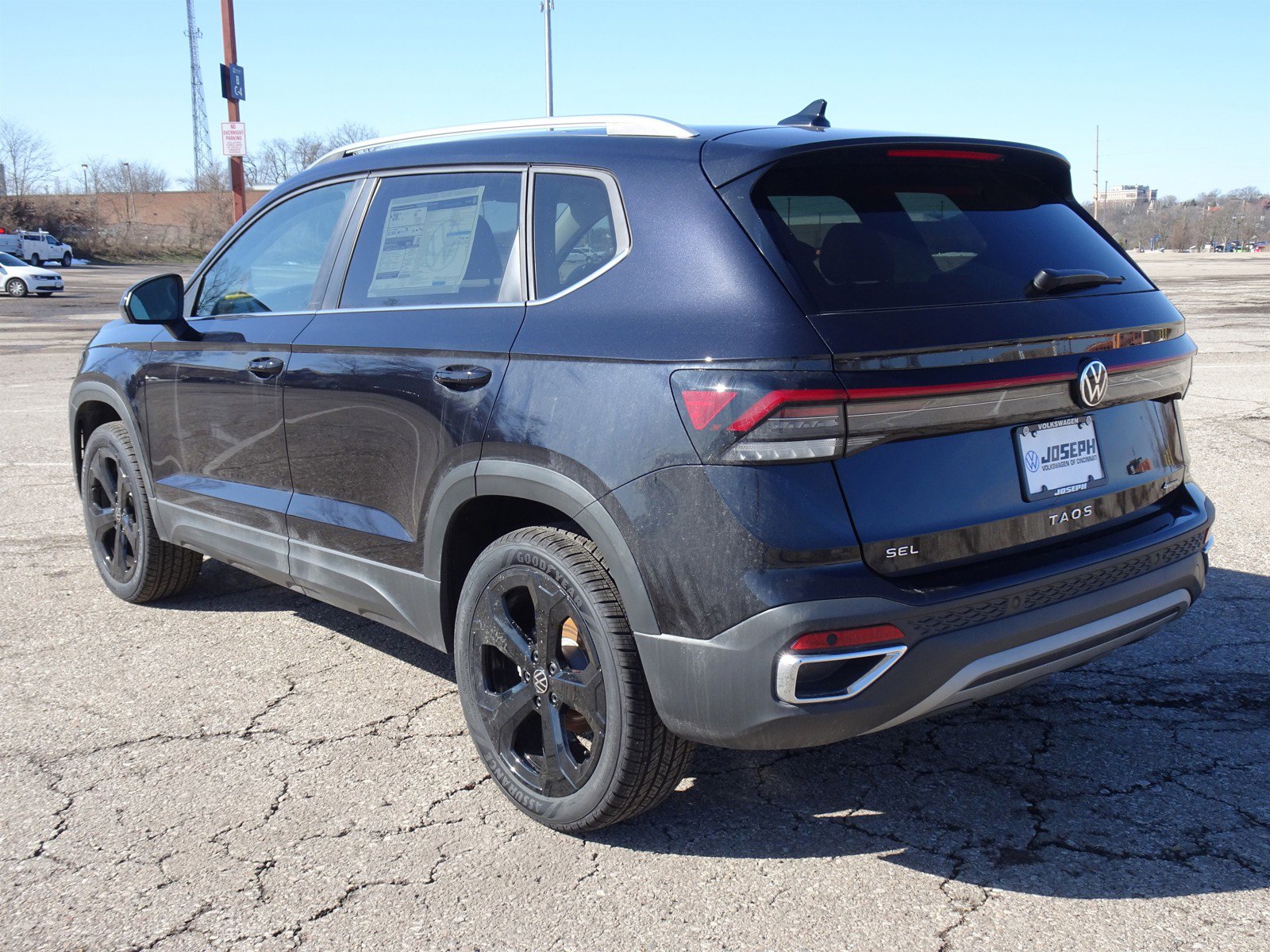 2025 Volkswagen Taos SEL photo 4