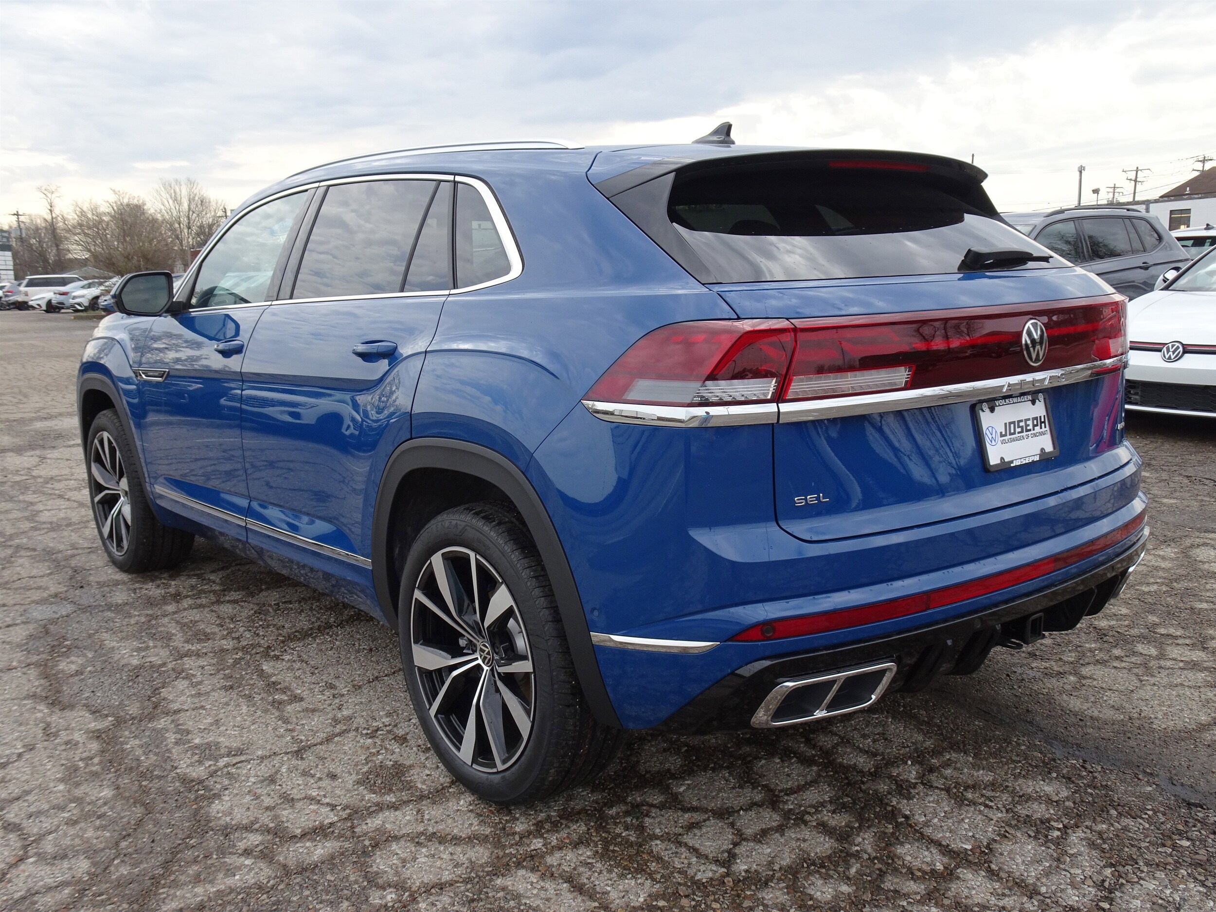 2025 Volkswagen Atlas Cross Sport SEL Premium R-Line photo 3