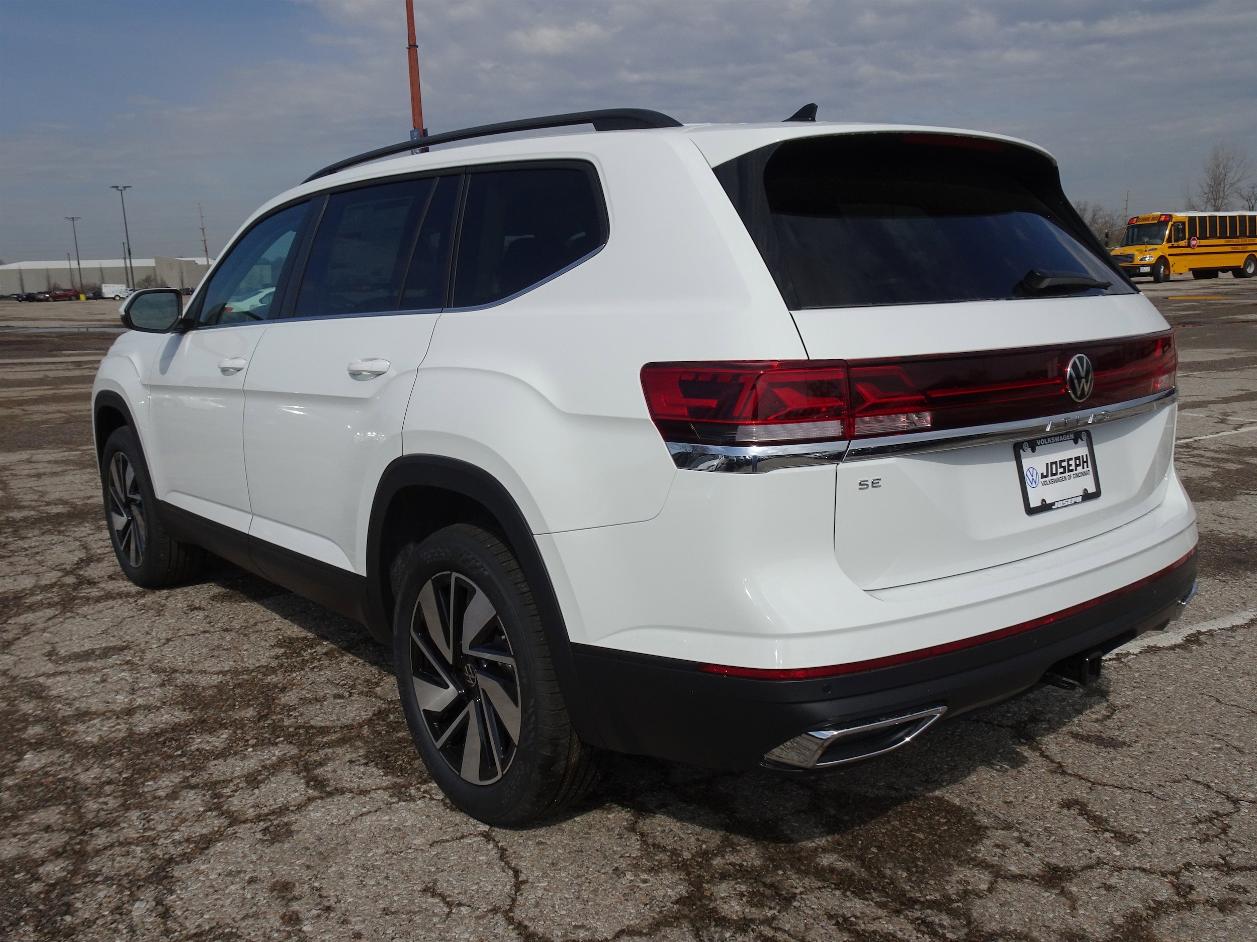 2025 Volkswagen Atlas SE Technology photo 3