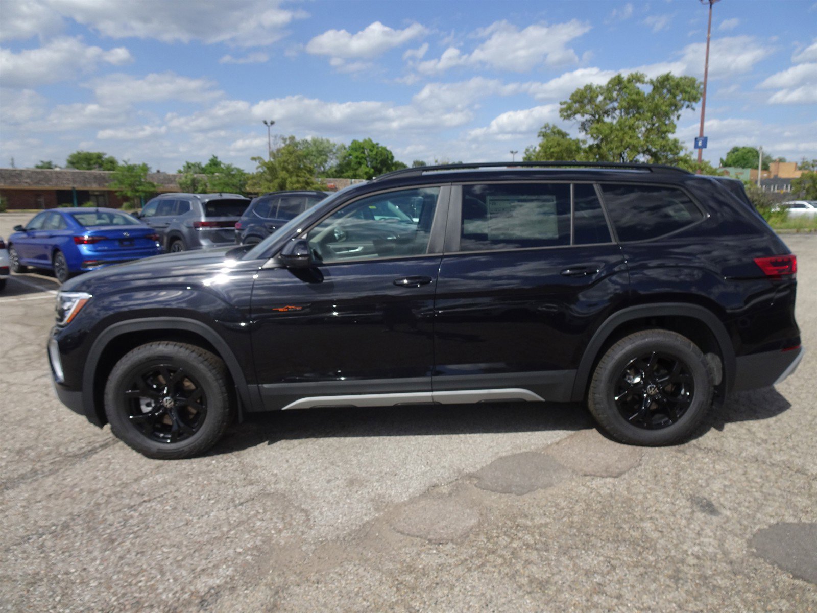 2024 Volkswagen Atlas Peak Edition SEL photo 2