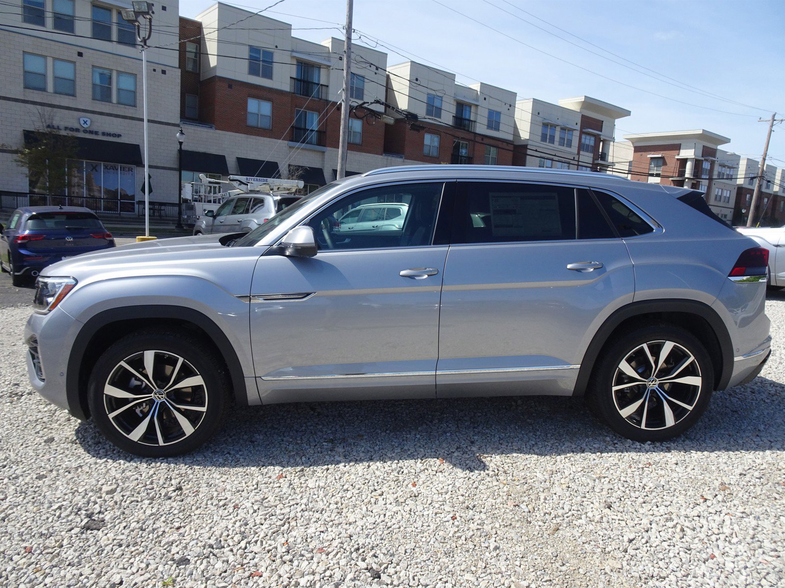 2024 Volkswagen Atlas Cross Sport SEL Premium R-Line photo 2