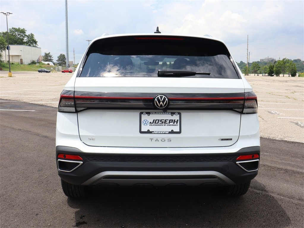 2025 Volkswagen Taos SE photo 3
