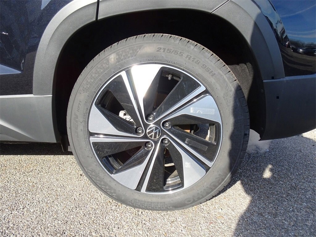 New 2024 Volkswagen Taos 1.5T SE SUV