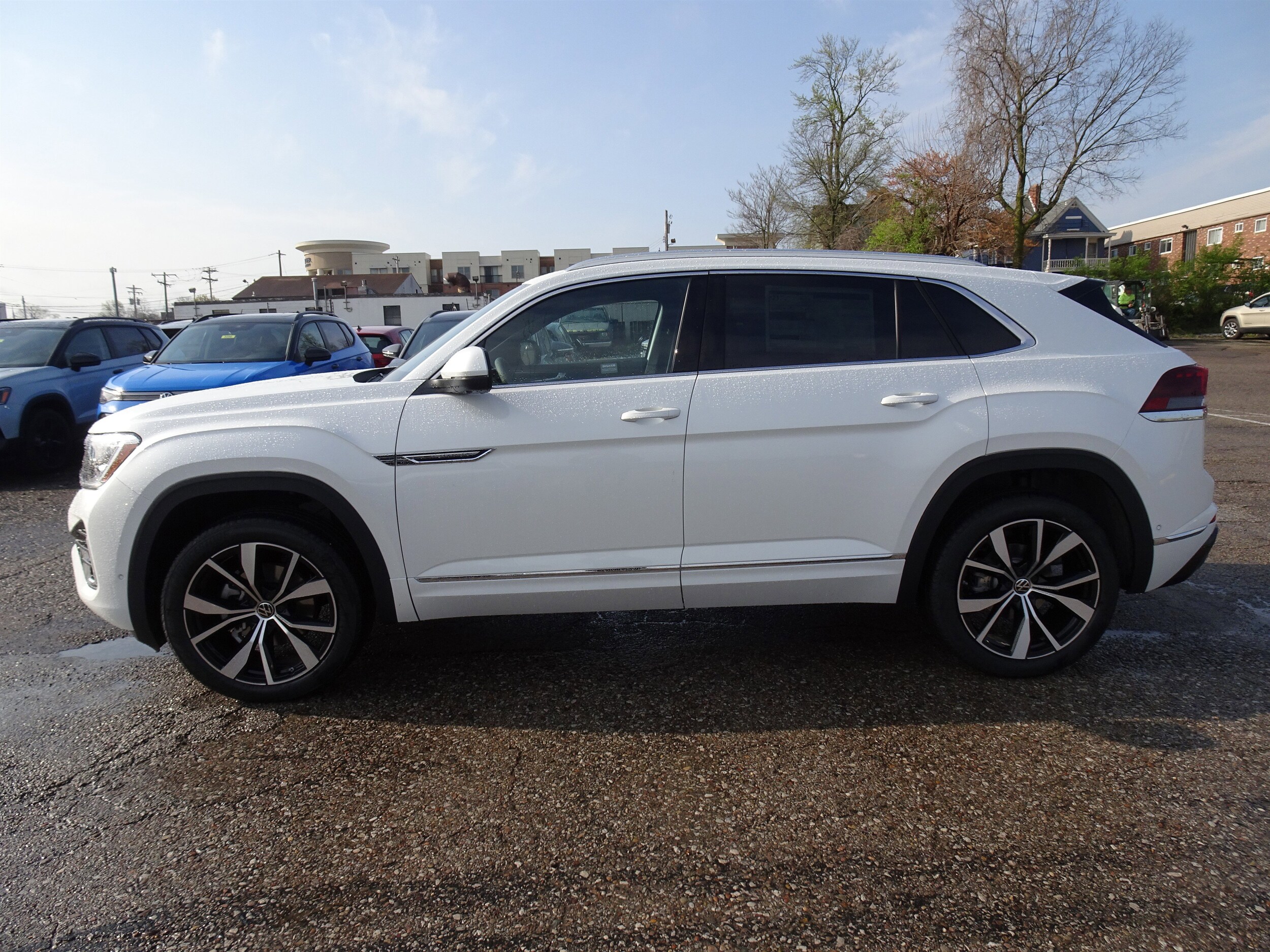 2025 Volkswagen Atlas Cross Sport SEL Premium R-Line photo 2