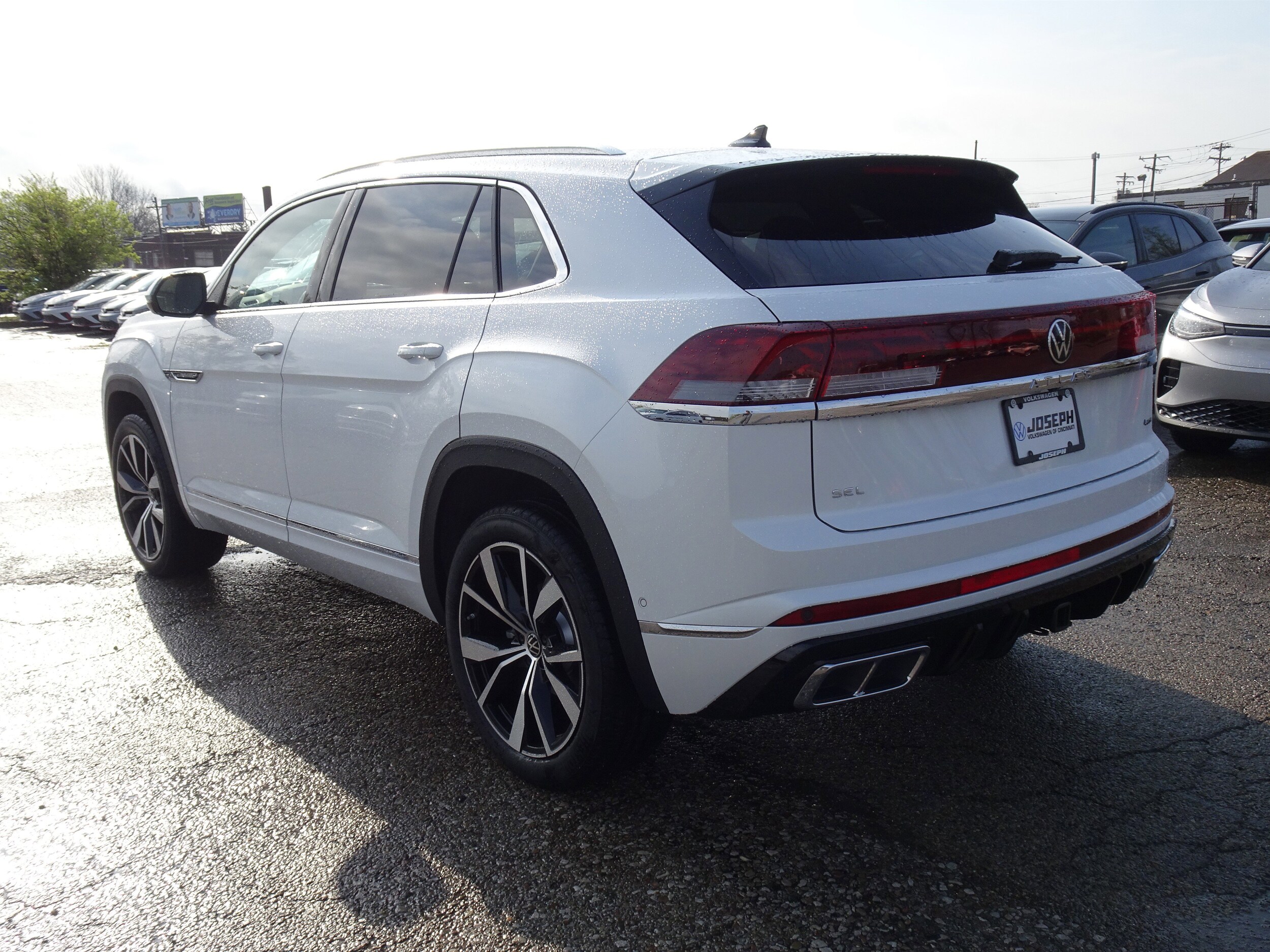 2025 Volkswagen Atlas Cross Sport SEL Premium R-Line photo 4