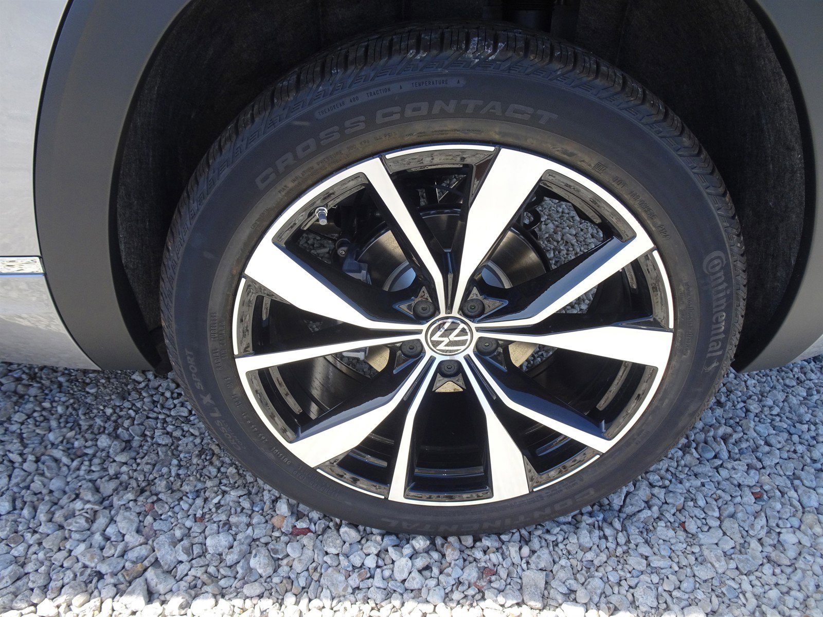2024 Volkswagen Atlas Cross Sport SEL Premium R-Line photo 3