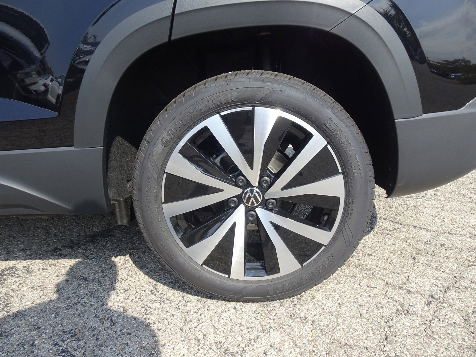 2024 Volkswagen Taos SE photo 3