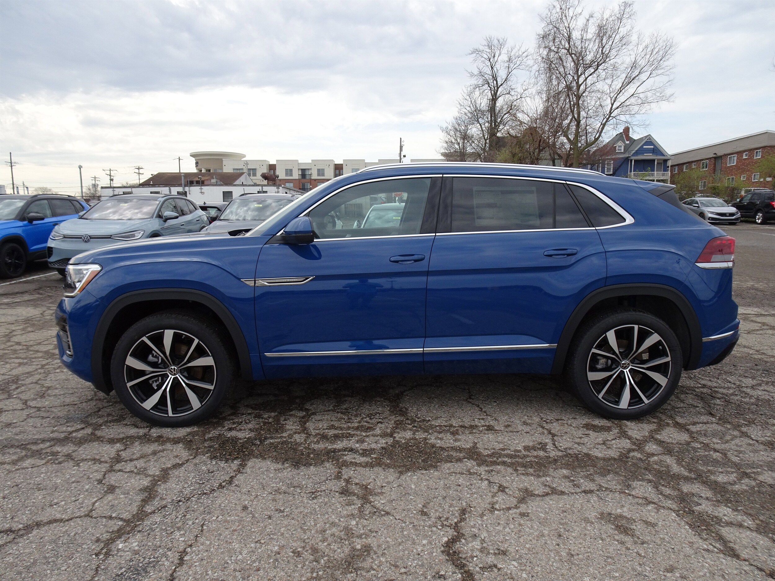 2025 Volkswagen Atlas Cross Sport SEL Premium R-Line photo 2