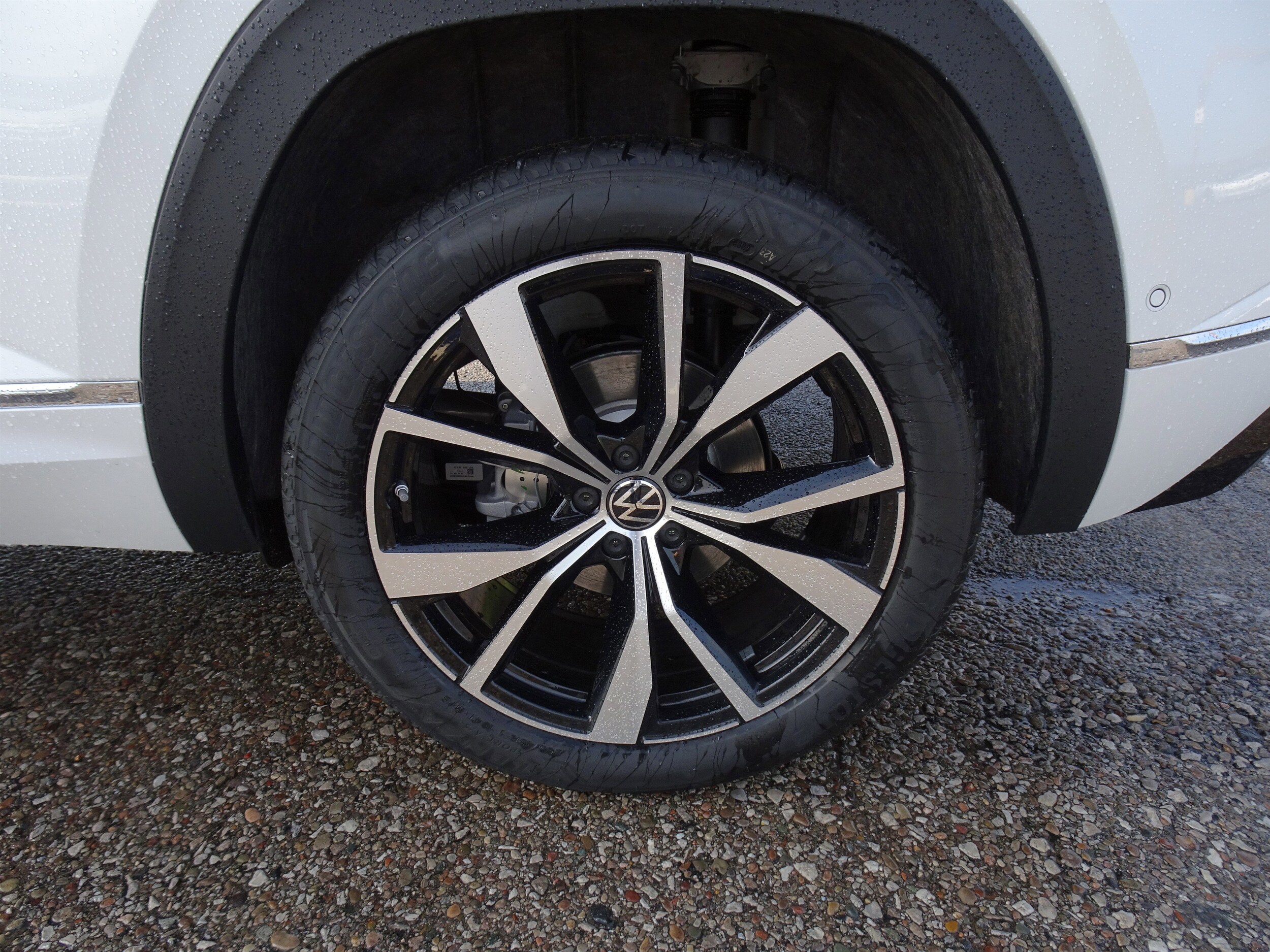 2025 Volkswagen Atlas Cross Sport SEL Premium R-Line photo 3