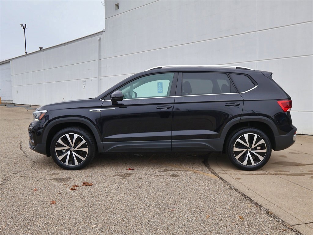 2022 Volkswagen Taos SE photo 2