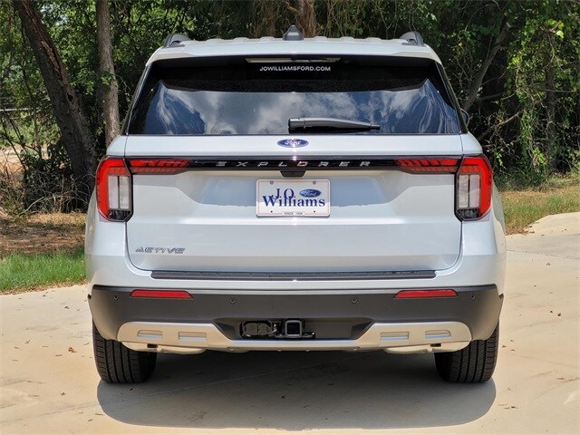 2025 Ford Explorer photo 2