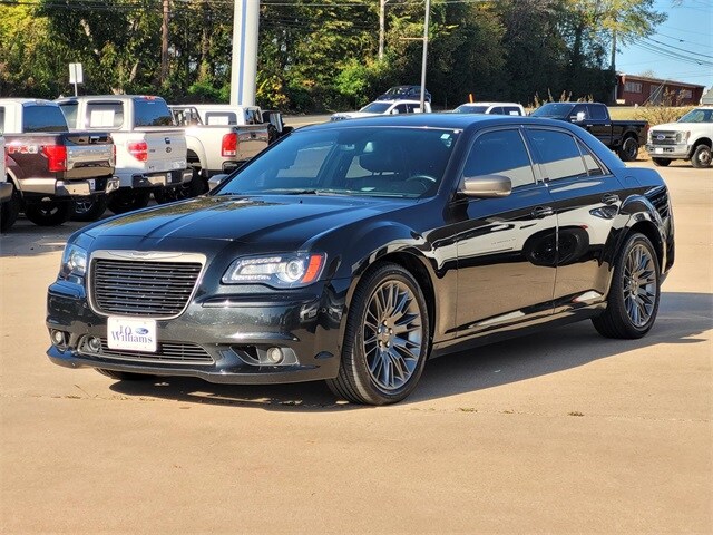 2013 Chrysler 300 C photo 3