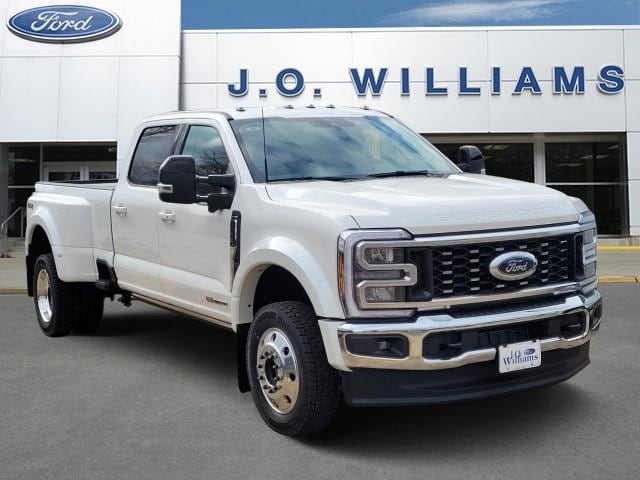 2026 Ford F-450 Super Duty Lariat's photo