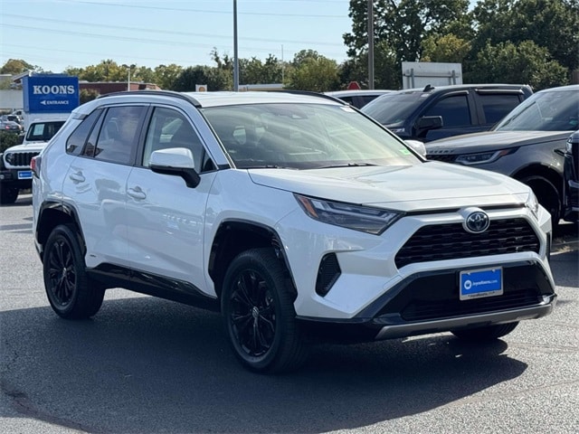 2022 Toyota RAV4 SE's photo