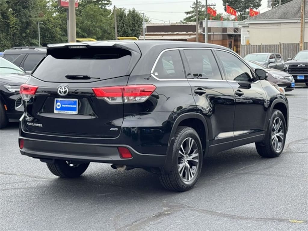 Used 2019 Toyota Highlander LE V6 SUV