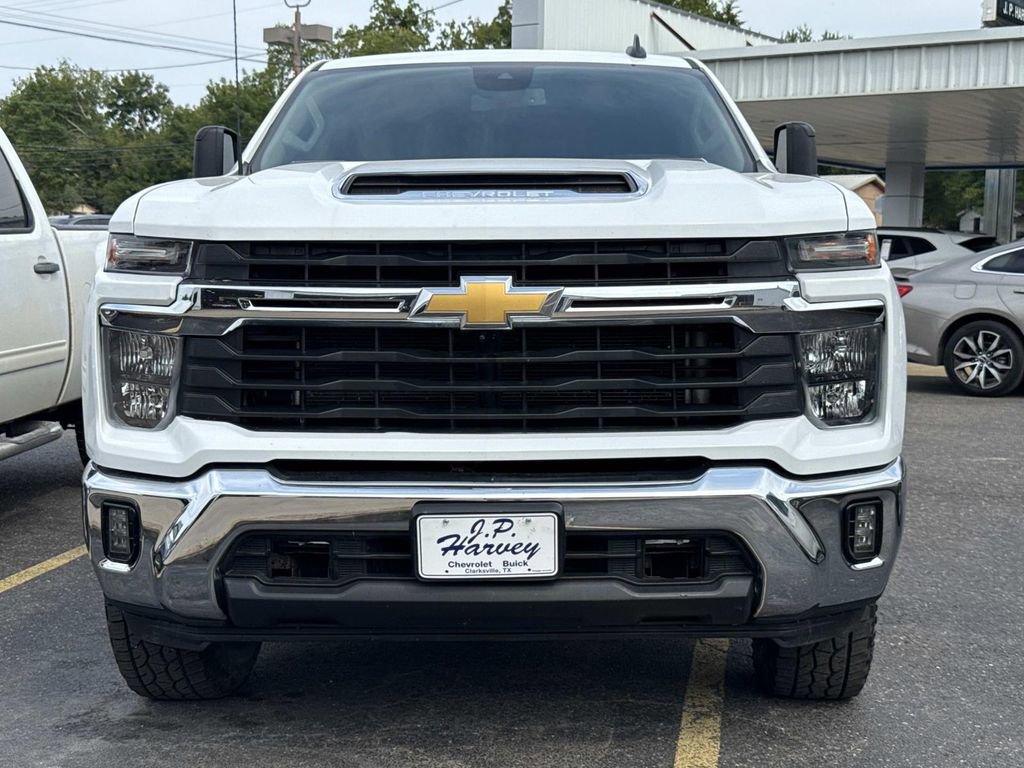 2024 Chevrolet Silverado 2500HD LT photo 2