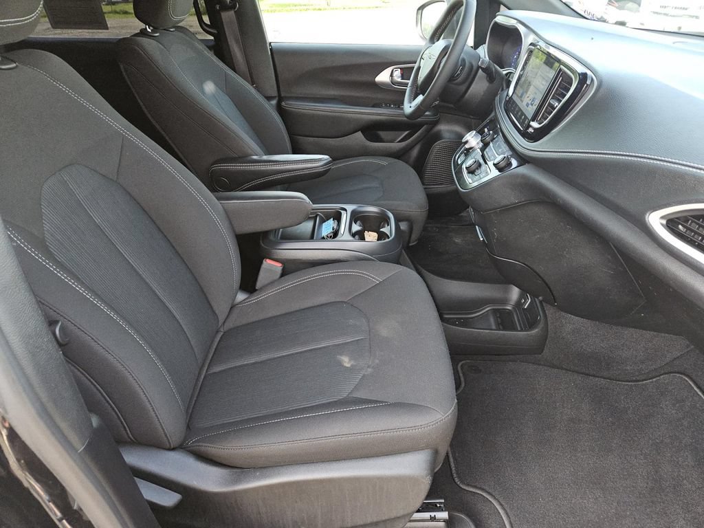2023 Chrysler Pacifica Touring - Photo 28