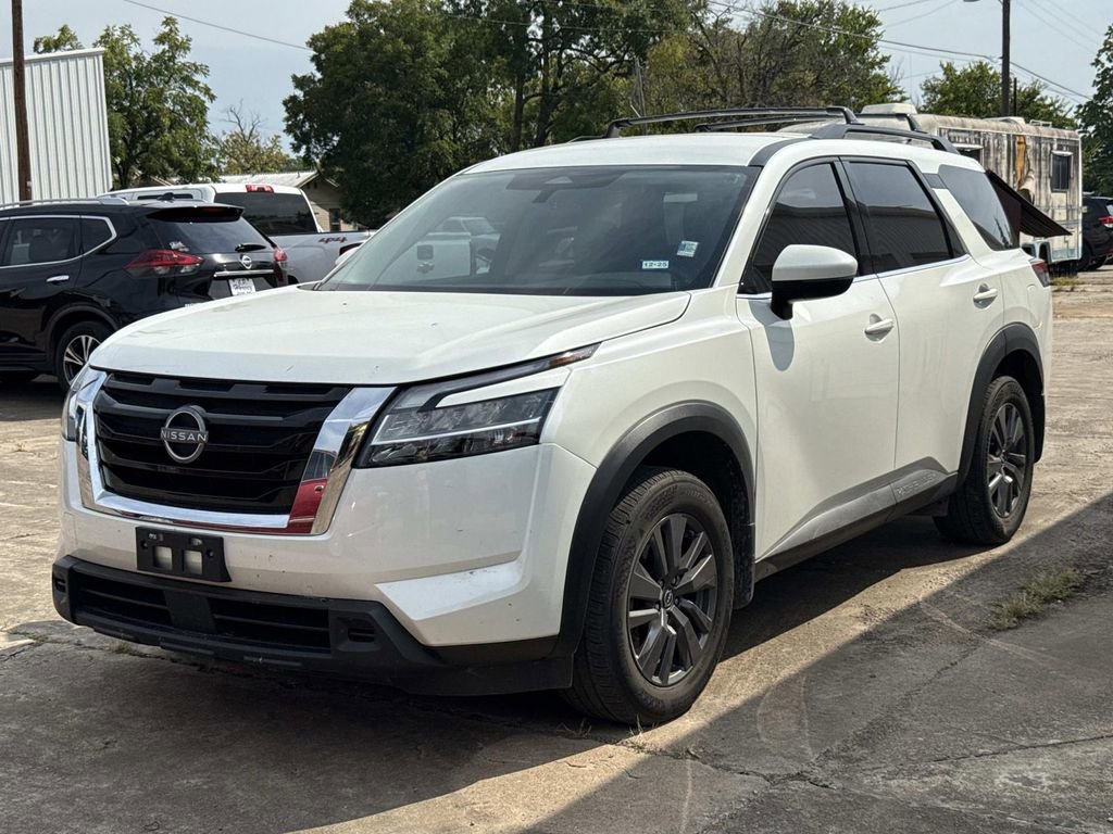 2022 Nissan Pathfinder SV photo 2