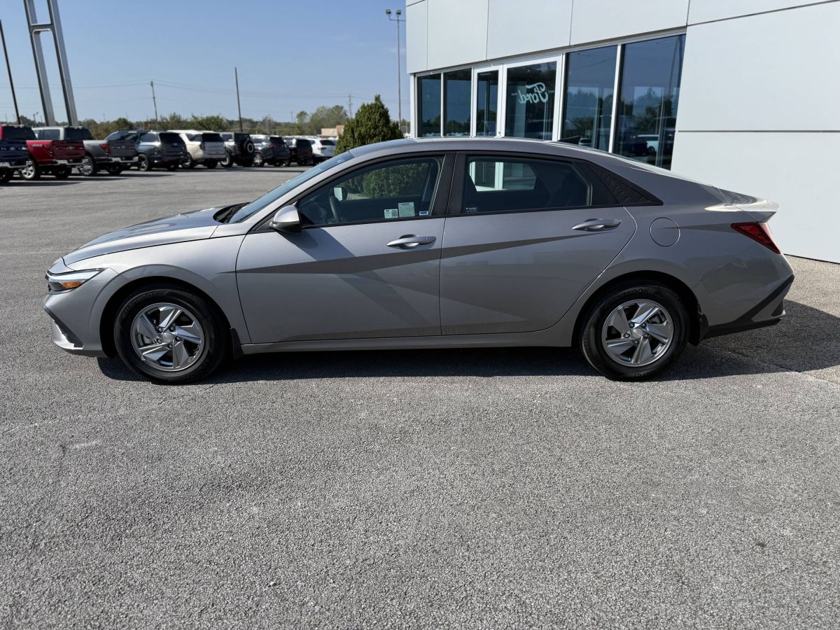 Used 2024 Hyundai Elantra SE with VIN KMHLL4DG2RU823243 for sale in Anna, IL