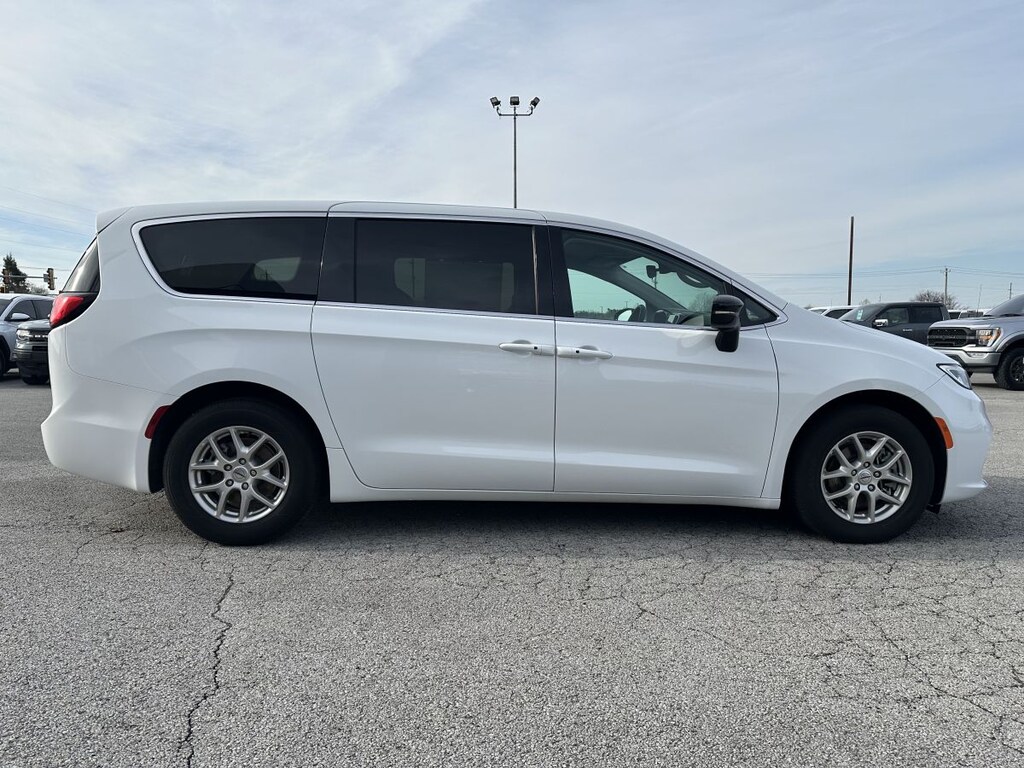 Used 2024 Chrysler Pacifica Touring L SUV
