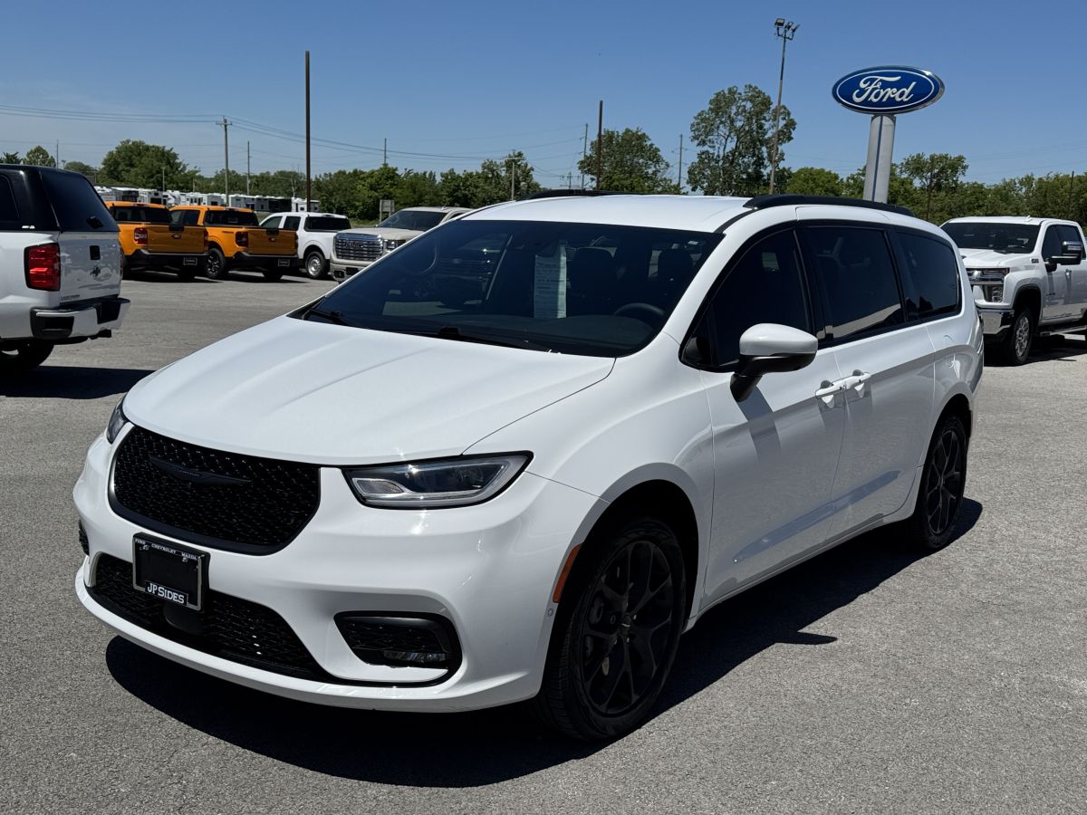 2023 Chrysler Pacifica Touring L AWD's photo