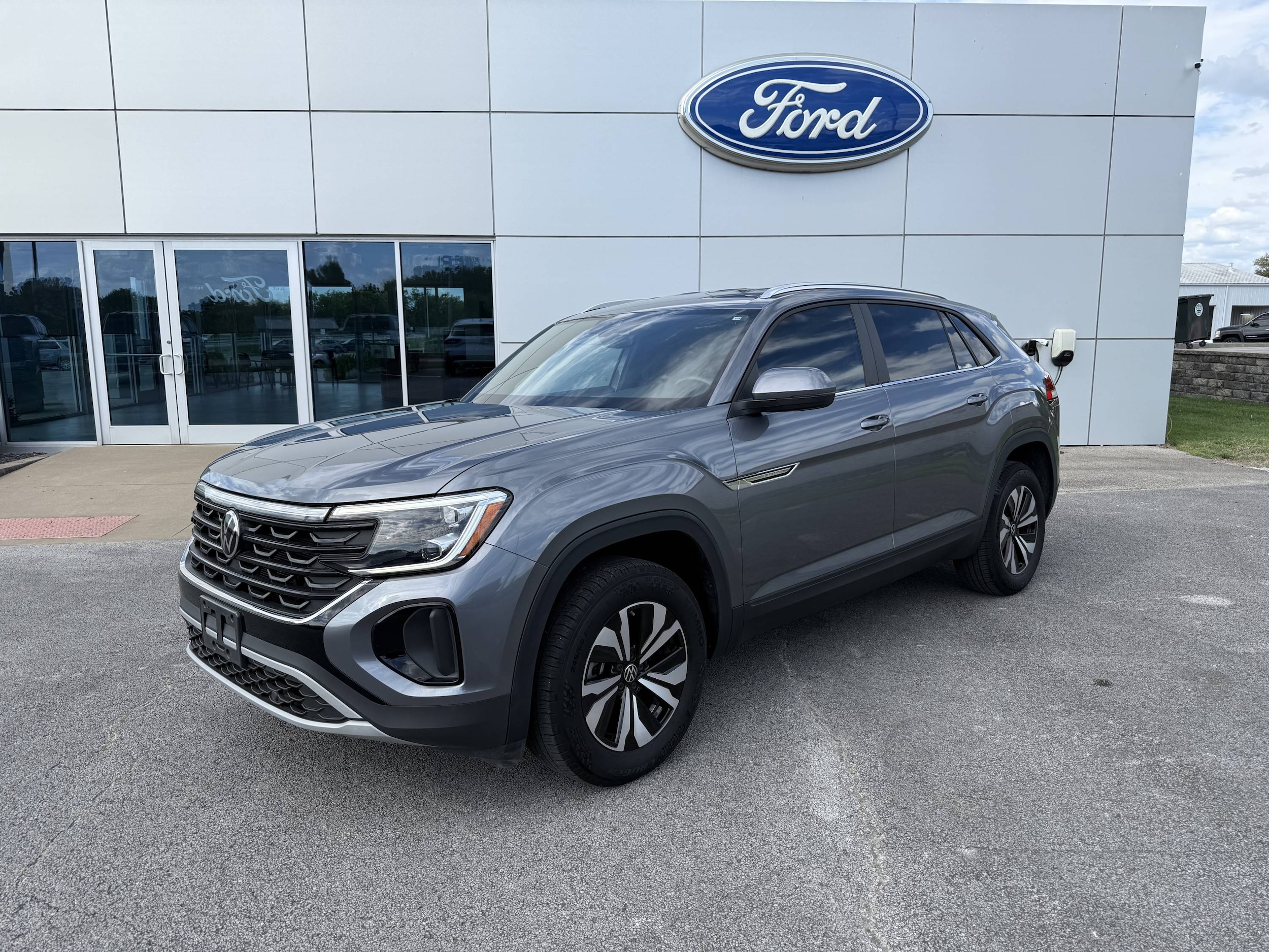 2024 Volkswagen Atlas Cross Sport SE's photo