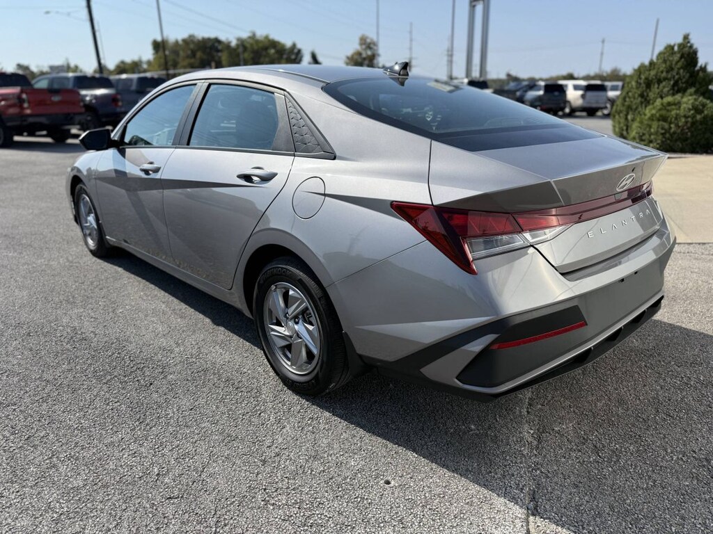 Used 2024 Hyundai Elantra SE Car