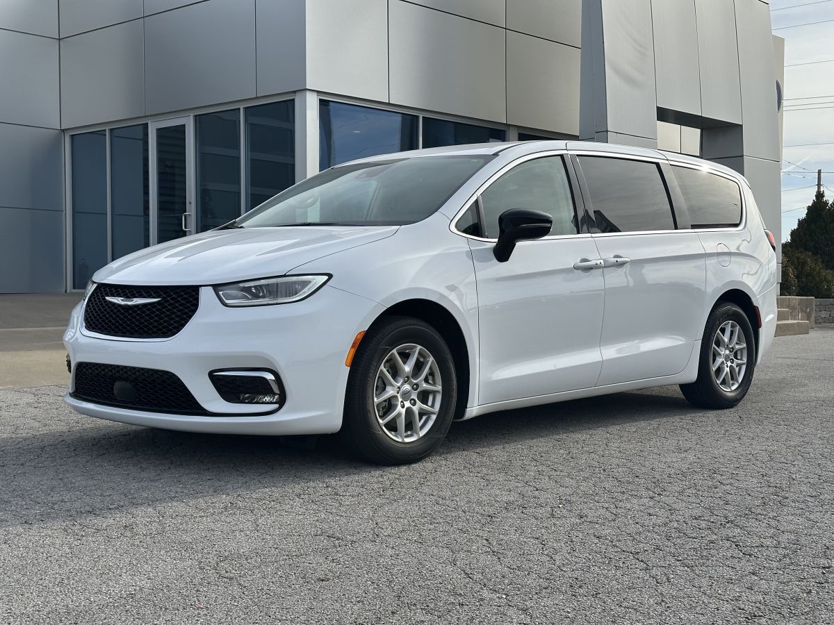 2024 Chrysler Pacifica Touring L's photo