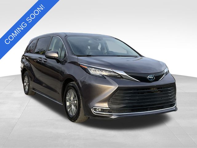2022 Toyota Sienna XLE's photo