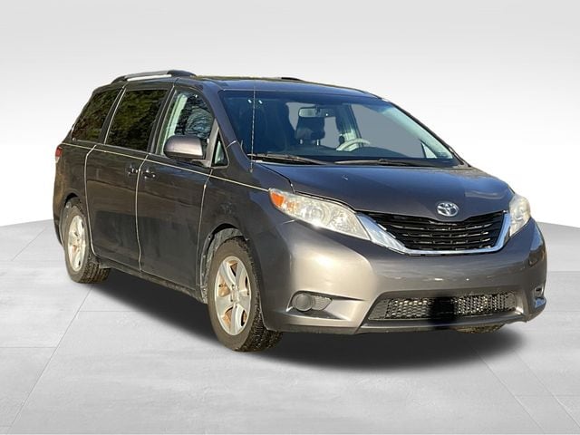 2014 Toyota Sienna LE's photo