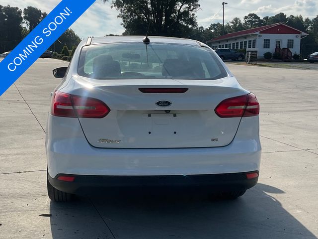 2018 Ford Focus SE photo 2